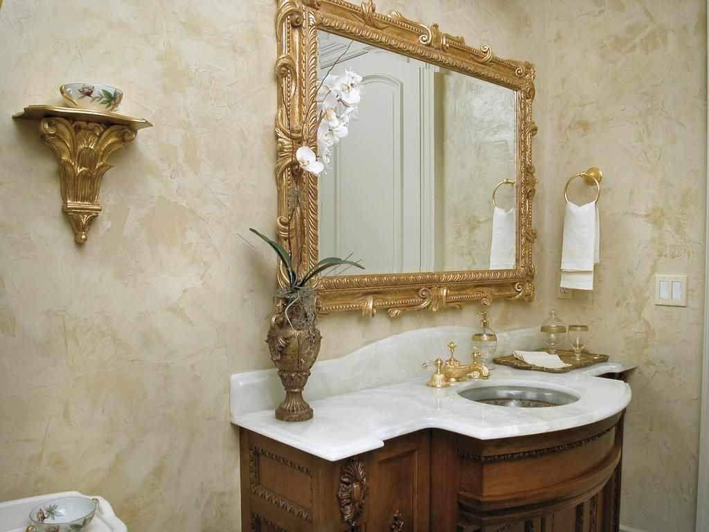 דוגמא לשימוש בטיח דקורטיבי קל בחלק הפנימי של חדר האמבטיה