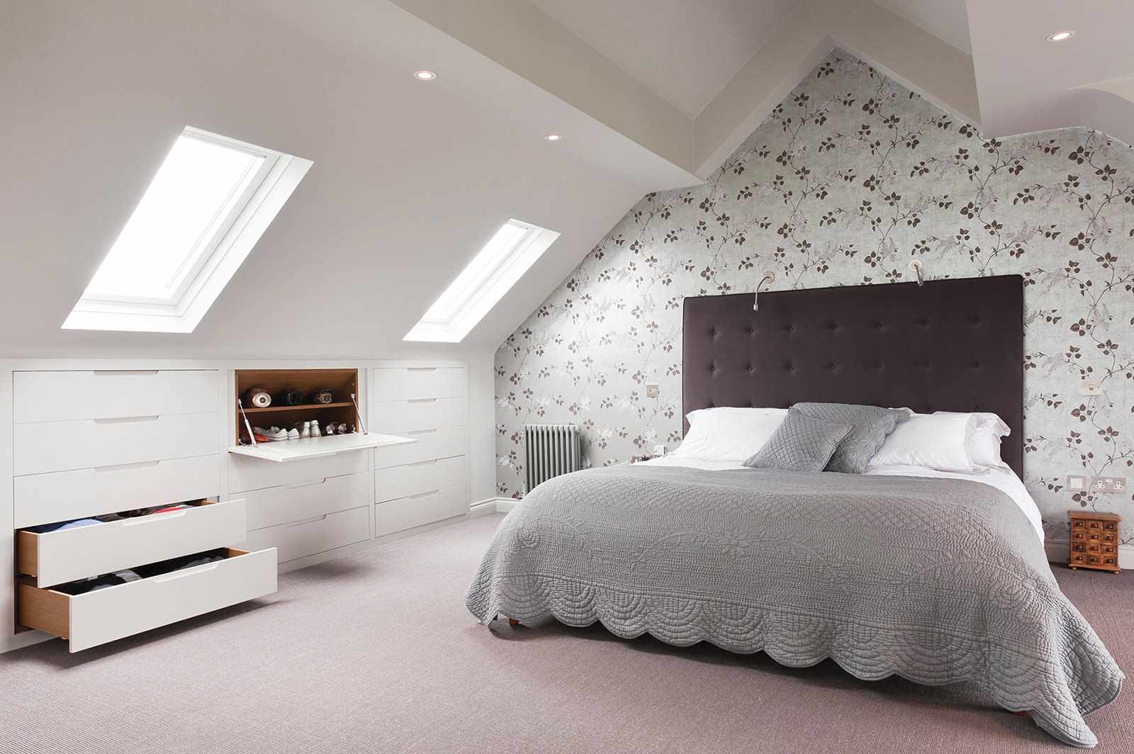 một ví dụ về trang trí đẹp của một phòng ngủ trên gác mái