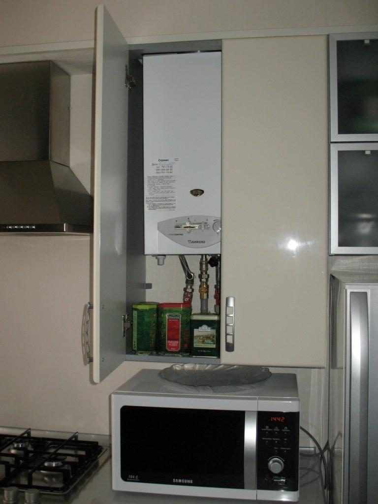 Et eksempel på en lys kjøkkeninnredning med en gasskjele