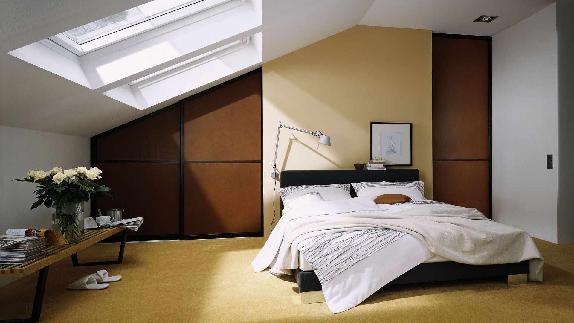 variante del design luminoso della camera da letto mansardata