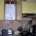 ideen om en lys kjøkkeninnredning med et gasspannefoto