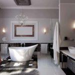 האפשרות להשתמש בטיח דקורטיבי קל בעיצוב תצלום האמבטיה