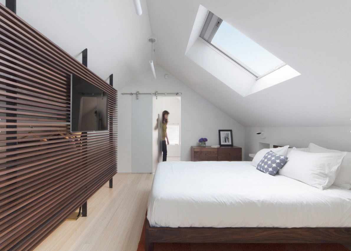 Un esempio di un luminoso interno della camera da letto in soffitta