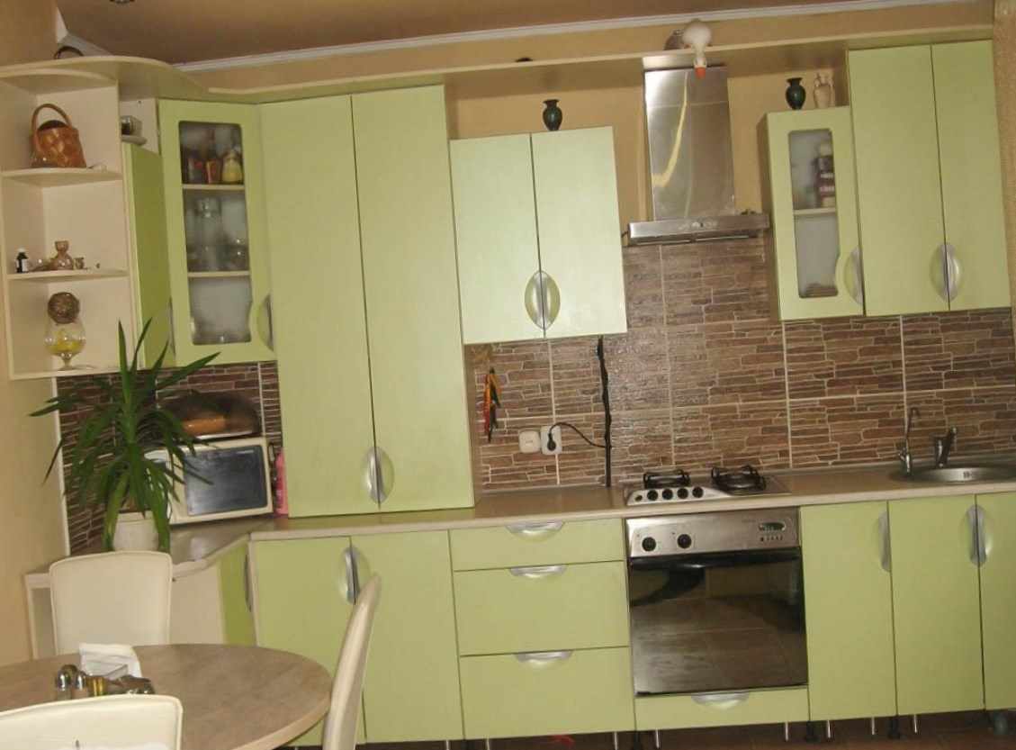neįprasto dizaino virtuvės su dujiniu katilu pavyzdys