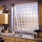 Fensterdekoration in der Küche