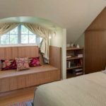 opzione di una camera da letto in stile chiaro nella foto dell'attico