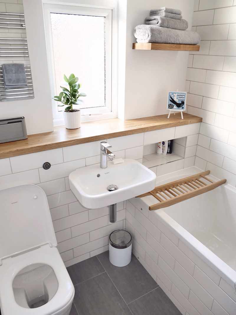 an example of a bright style of a bathroom