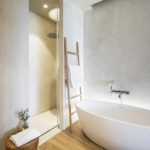 הרעיון של שימוש בטיח דקורטיבי יפהפה בעיצוב תצלום האמבטיה