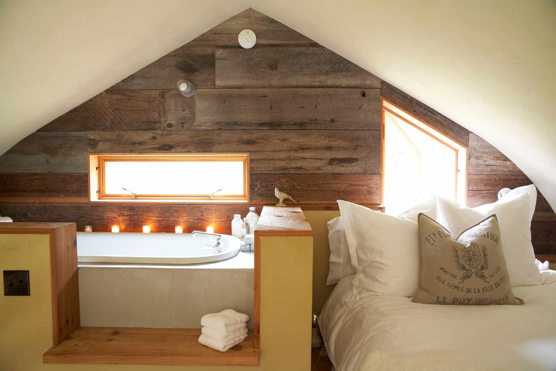 mansarda guļamistabas neparastā stila variants
