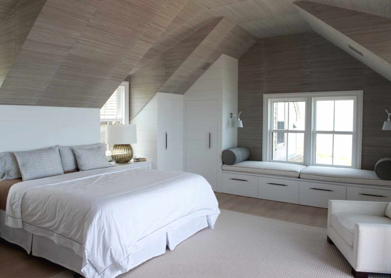 הרעיון של עיצוב בהיר של חדר שינה בעליית הגג