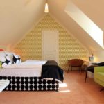 idén om en ovanlig design av ett sovrum på vinden foto