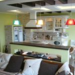 Dzīvojamās istabas virtuves gaiša dekorācijas piemērs 16 kvadrātmetru attēlā