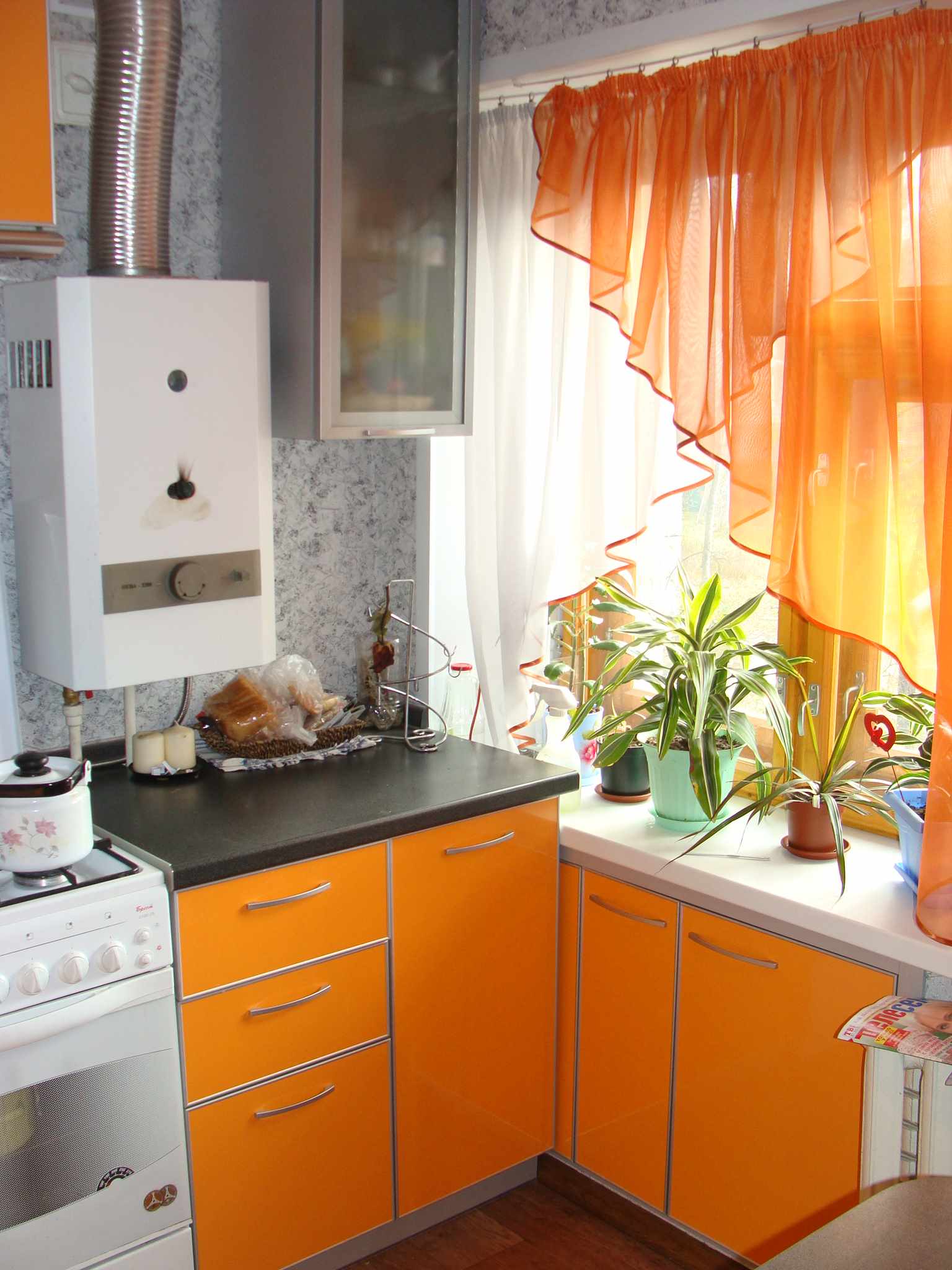 Et eksempel på et vakkert kjøkkeninnredning med en gasskjele
