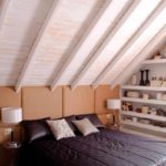 דוגמה לעיצוב יפהפה של חדר שינה בתמונה בעליית הגג