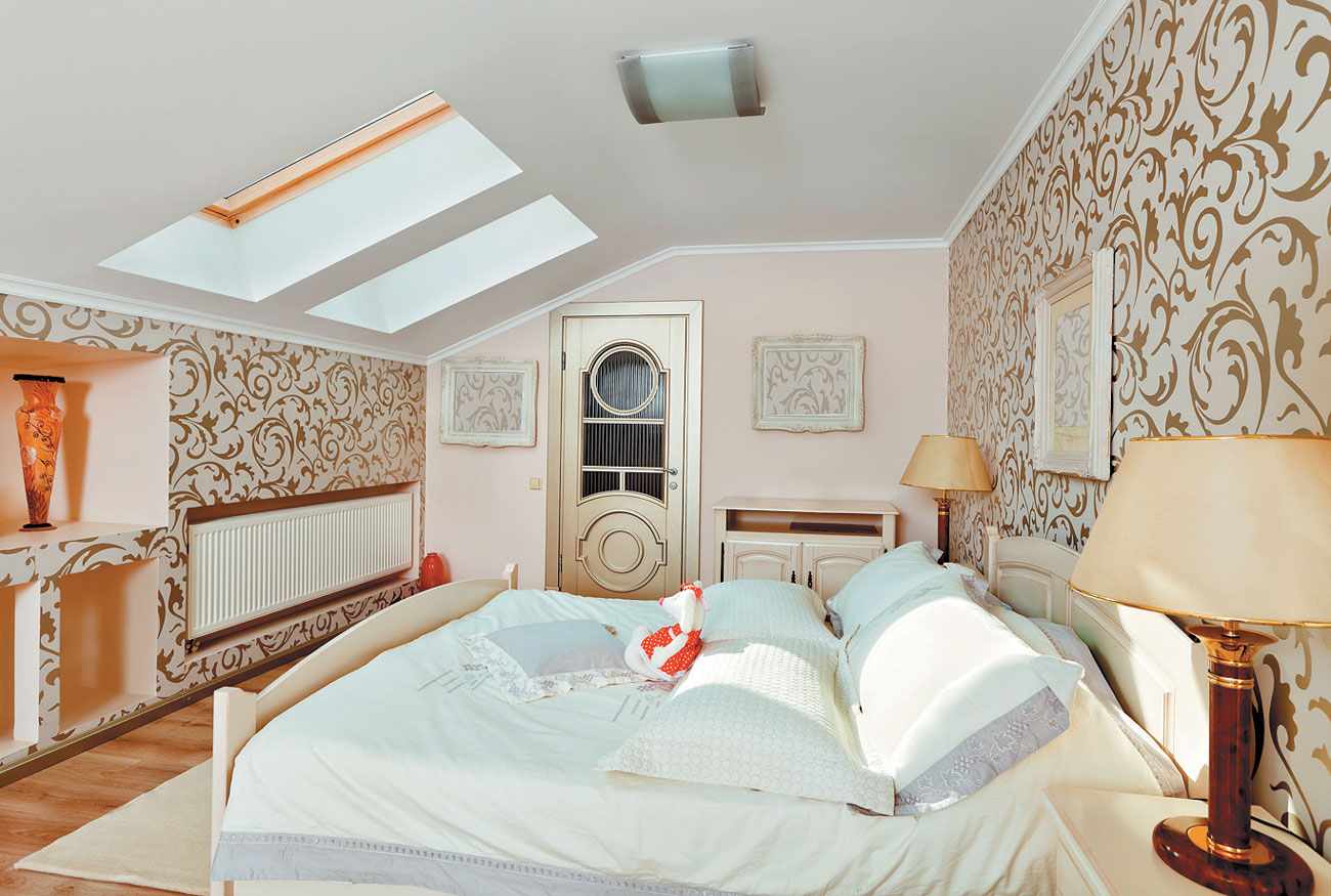 ví dụ về nội thất sáng sủa của một phòng ngủ trên gác mái