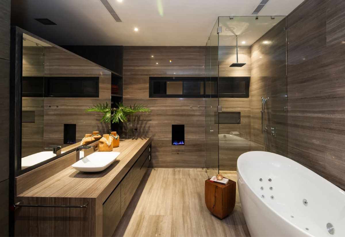 Un exemple d'un intérieur de salle de bain lumineux