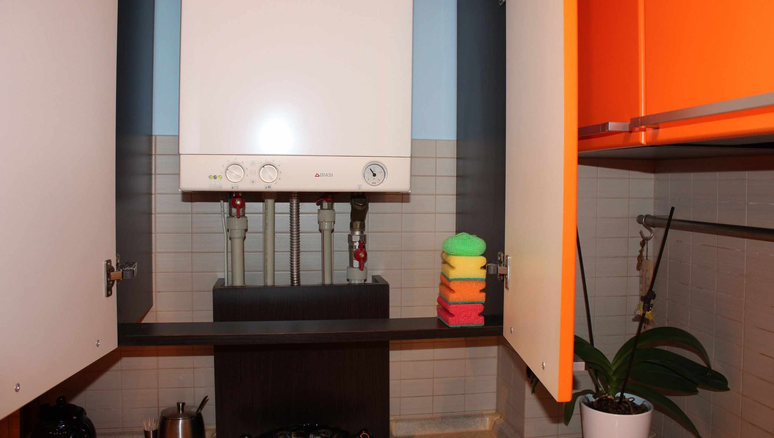 versão da decoração incomum da cozinha com uma caldeira a gás