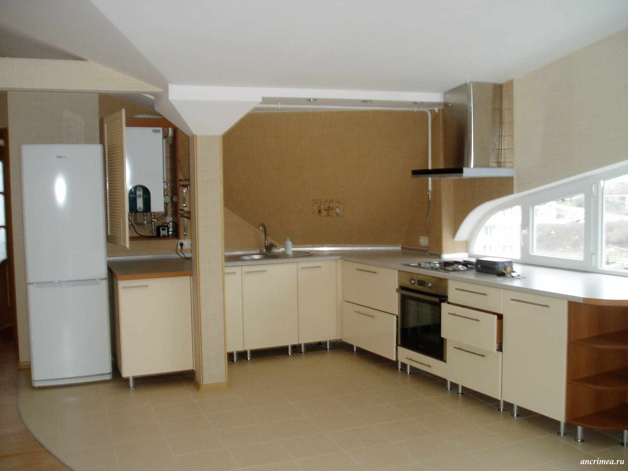 Šviesaus stiliaus virtuvės su dujiniu katilu pavyzdys