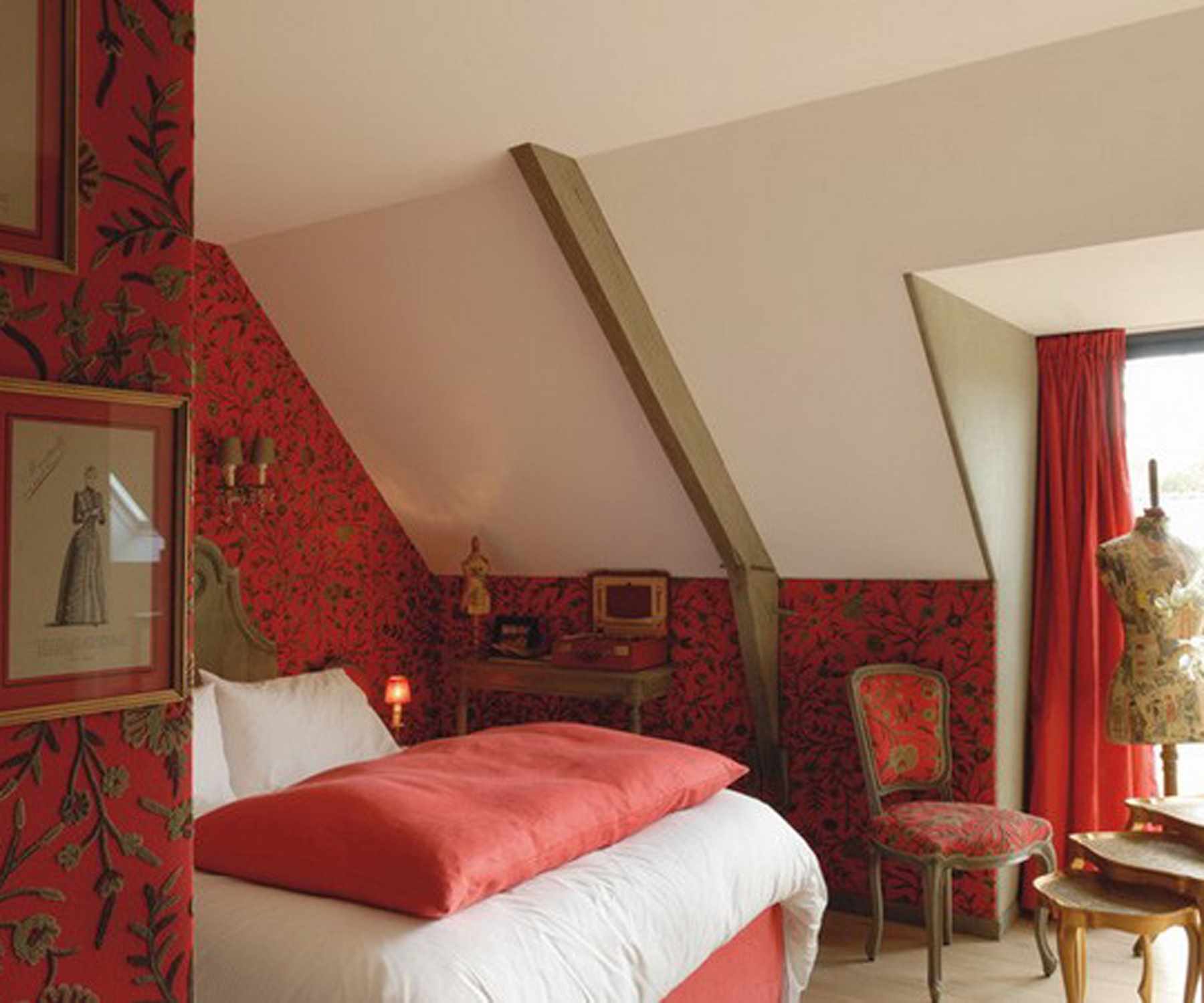 tavan arasında bir yatak odası hafif bir dekor çeşidi