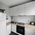 varianta světlého designu kuchyně obývací pokoj 16 m2 obrázek