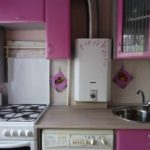 varijanta svijetlog interijera kuhinje s fotografijom na plinski bojler