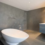 דוגמא לשימוש בטיח דקורטיבי בהיר בעיצוב תמונת האמבטיה