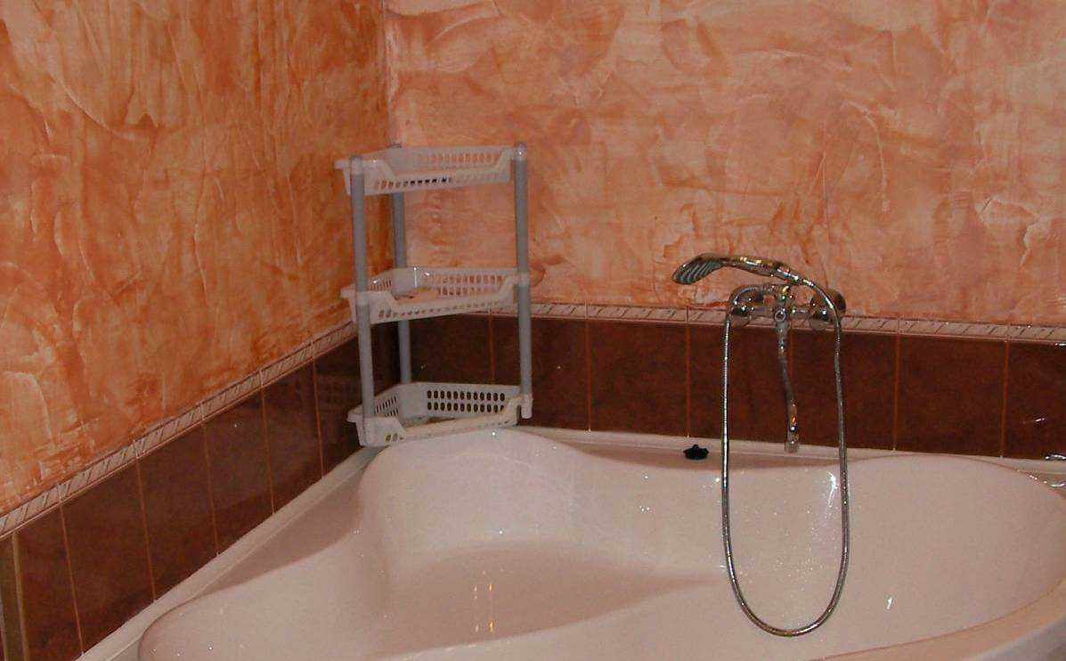 הרעיון של שימוש בגבס דקורטיבי בפנים האמבטיה