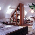 ideea unui decor neobișnuit de dormitor în fotografia mansardei