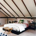 пример за ярък интериор на спалня в таванската снимка