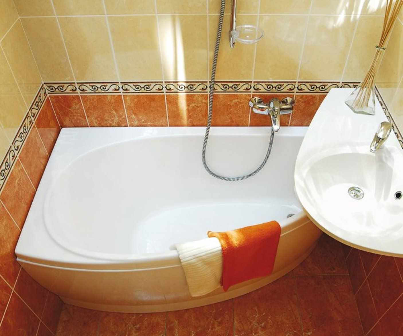 וריאנט של הסגנון הבהיר של חדר האמבטיה עם אמבטיה פינתית