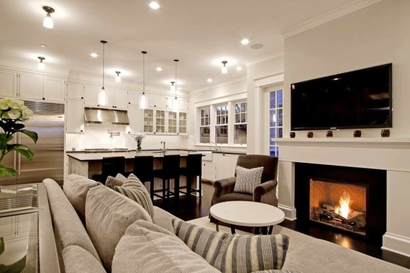 مثال على تطبيق ديكور جميل لغرفة المعيشة مع مدفأة