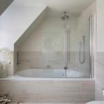 הרעיון של עיצוב אמבטיה בהיר עם צילום אריחים