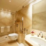 דוגמא לעיצוב יפהפה של חדר אמבטיה עם אריחים