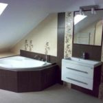 דוגמה לסגנון יוצא דופן של חדר אמבטיה עם תצלום אמבטיה פינתי