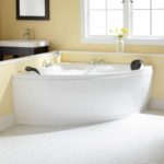 רעיון של תפאורה אמבטיה בהירה עם תמונה לאמבט פינתי