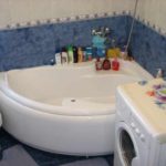 רעיון של תפאורה קלילה לחדר אמבטיה עם תמונת אמבטיה פינתית