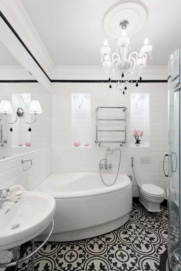 רעיון של עיצוב קליל בחדר אמבטיה עם אמבטיה פינתית