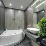 רעיון של עיצוב יוצא דופן של חדר אמבטיה עם אריחים