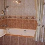 גרסה של הסגנון יוצא הדופן של חדר האמבטיה עם תמונה בטנה אריחים