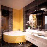 גרסה של העיצוב הבהיר של חדר האמבטיה עם אמבטיה פינתית
