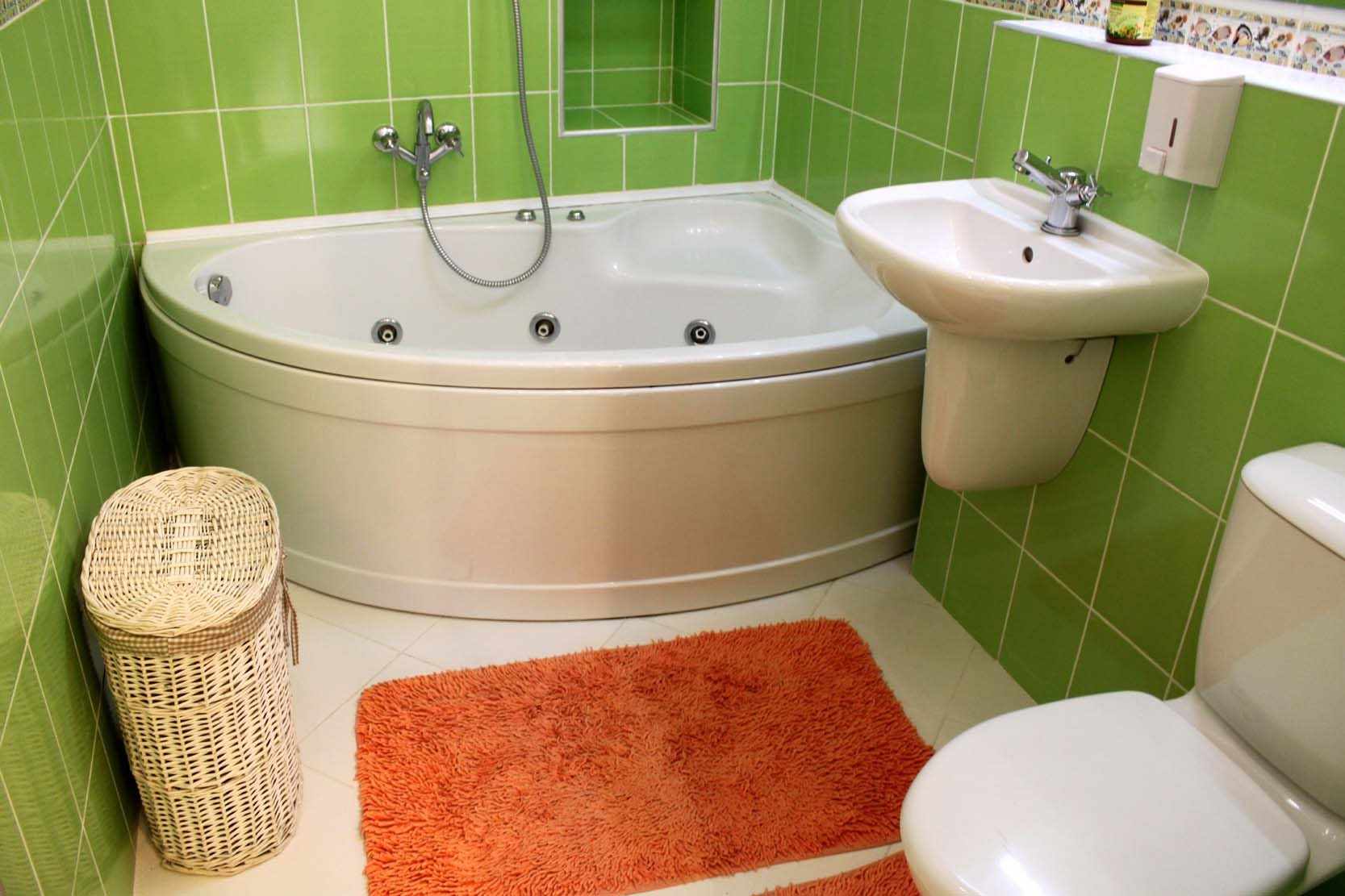 דוגמה לעיצוב אמבטיה קליל עם אמבטיה פינתית