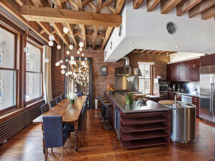 Таван с дървени елементи в кухнята в стила на таванското помещение.