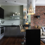 Schwarzer Balken zwischen Küche und Wohnzimmer