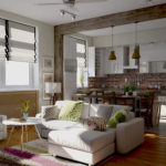 Lys sofa i loftstils kjøkken-stue