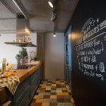Mutfak-oturma odası tasarımında kayrak tahta