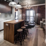 Bancone bar in legno nel design della cucina