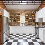 Schwarzweiss-Feinsteinzeugboden in einem Kücheninnenraum