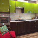 Colore verde chiaro nel design della cucina