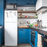 Mikrohullámú sütő egy kétkamrás hűtőszekrényben egy többszintes épület konyhájában