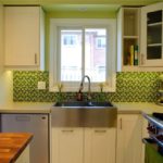 Schwarzes und grünes Mosaik auf einem Küchenschutzblech